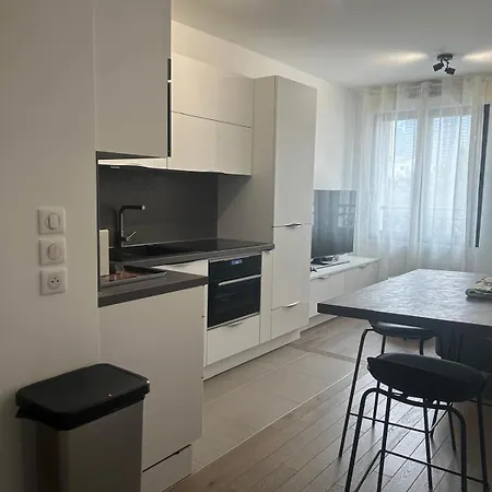 Charment F2 A 5 Min De La Defense דירה